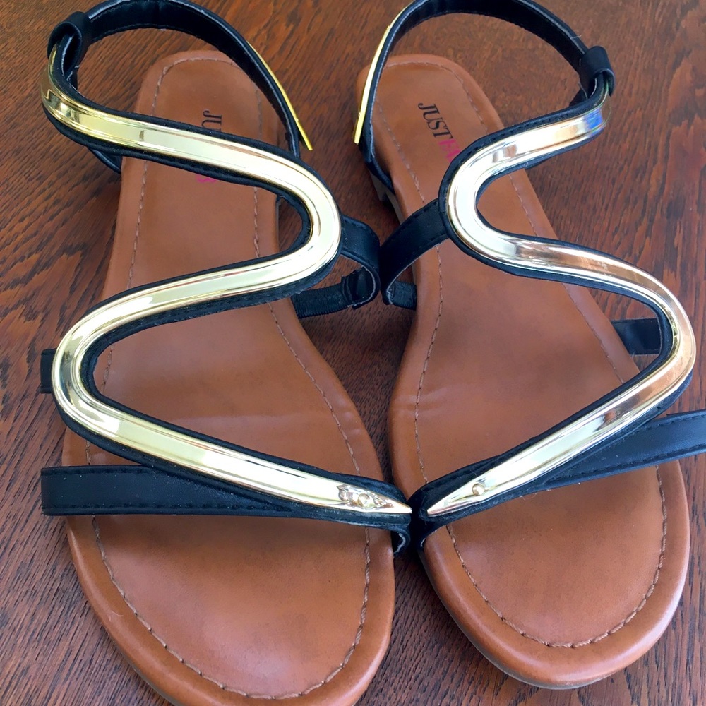 JustFab Sz 7 gorgeous gold and black zigzag design/eye catching sandals! Pizazz!